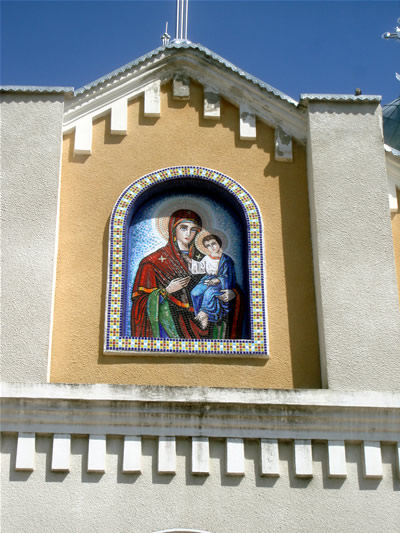 мозаїчний образ на фронтоні