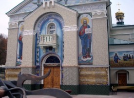 Мозаїчні церковні написи на фасаді церкви